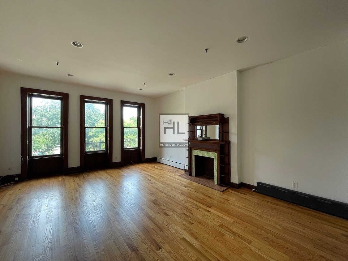 Foto principal - Charming Brownstone 1 Bed | West 120 Stree...