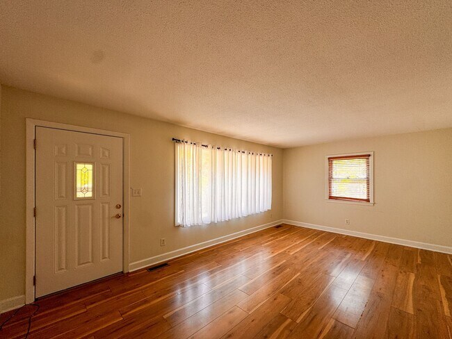 Foto del edificio - Spacious 4 Bed 2.5 bath Home Close to Fort Bragg