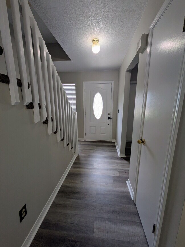 Building Photo - "$300 OFF MOVE-IN SPECIAL! Spacious 3-Bed, 2.5 Bath Townhouse Nestled in the Heart of East Arling...