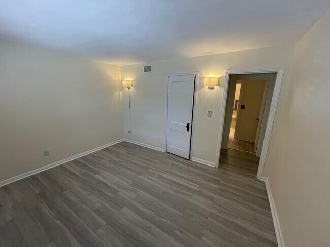 Bed room - 4003 W North B St