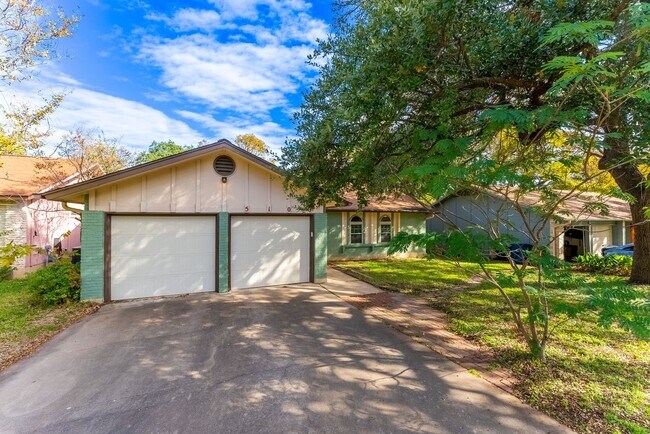 Building Photo - Your 3-Bed, 2-Bath Escape to Style and Com...