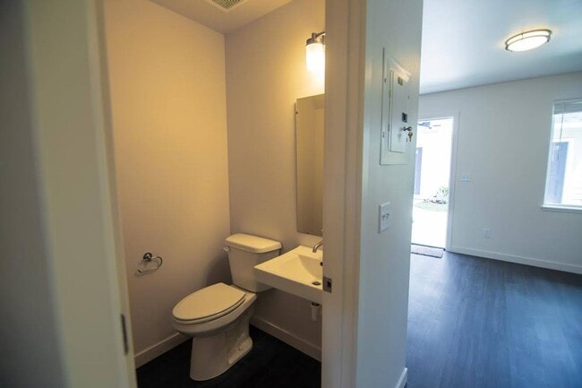 Building Photo - S St 7 plex