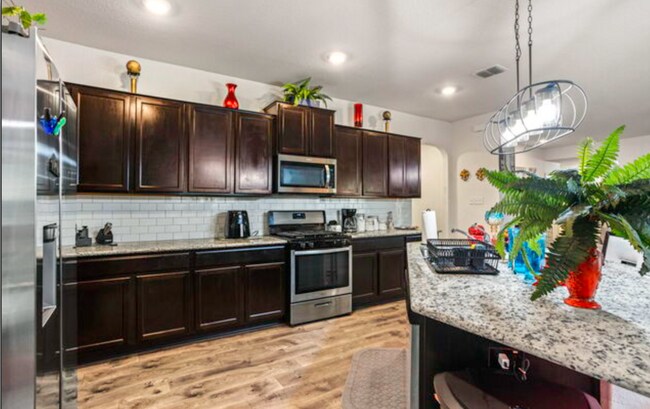 Foto del edificio - ZERO APPLICATION FEE FOR THIS STUNNING 4 BR, SINGLE STORY HOME!