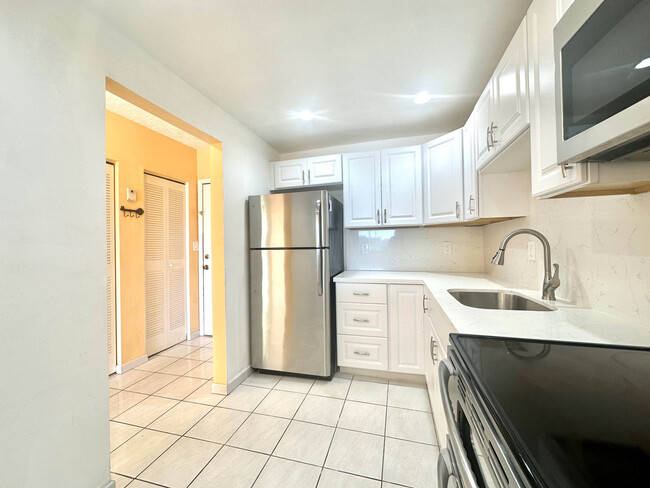 Building Photo - 1075 W 68th St