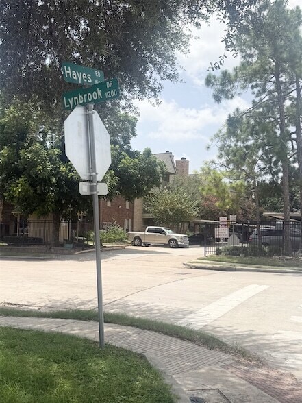 Building Photo - 11201 Lynbrook Dr