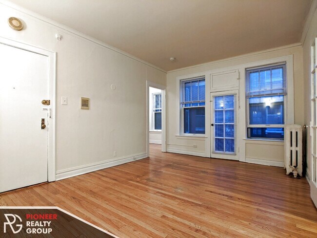 Building Photo - 450 W Surf St
