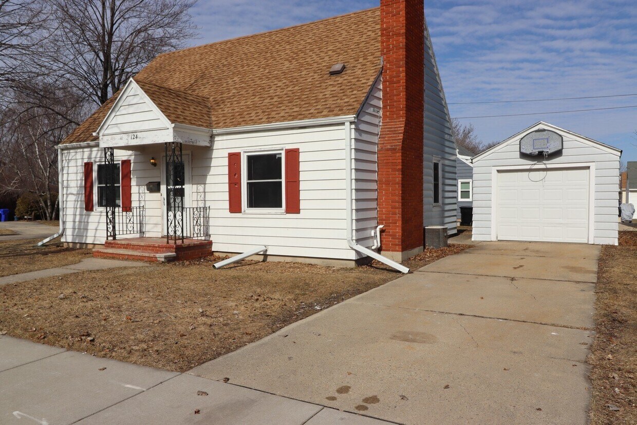 Primary Photo - Refurbished 4-Bedroom Home