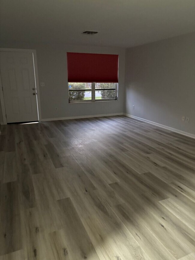 Foto del edificio - Great 2 large Bedrooms and 2 bath Beauty! Wonderful location. Call Sheila 407-687-7900