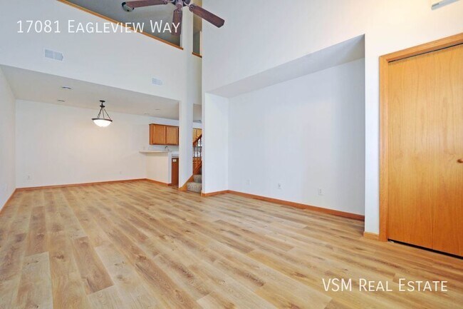 Foto del edificio - Stunning 2 Bed, 1.5 Bath Townhouse in Lake...