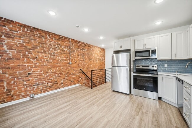 Building Photo - 2553 S Dewey St