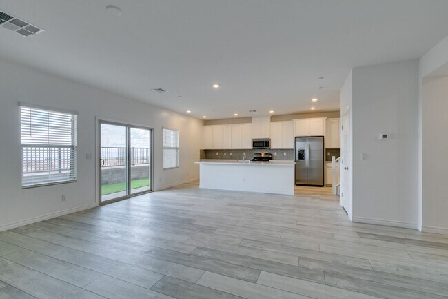 Foto del edificio - GORGEOUS SUMMERLIN WEST COMMUNITY**TONS OF UPGRADES*CITY AND STRIP VIEWS*COMMUNITY POOL AND SPA*