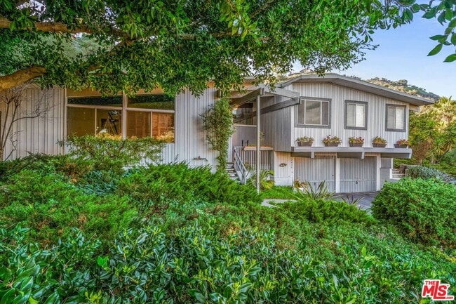 Building Photo - 2436 Arbutus Dr
