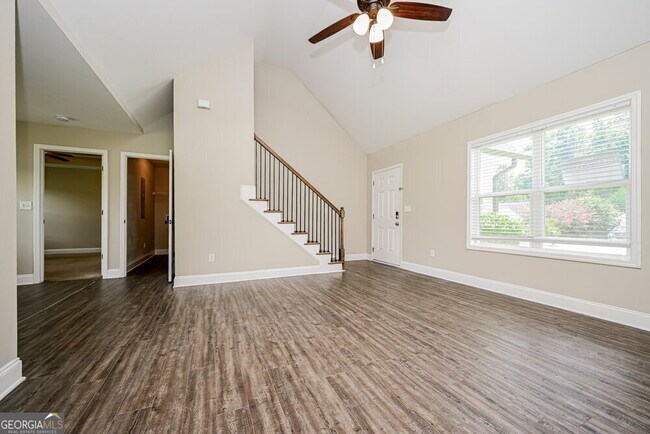 Foto del edificio - 320 Woodland Ridge Cir