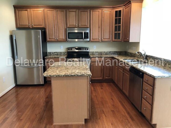 Building Photo - Beautiful former Model home in Willowwood