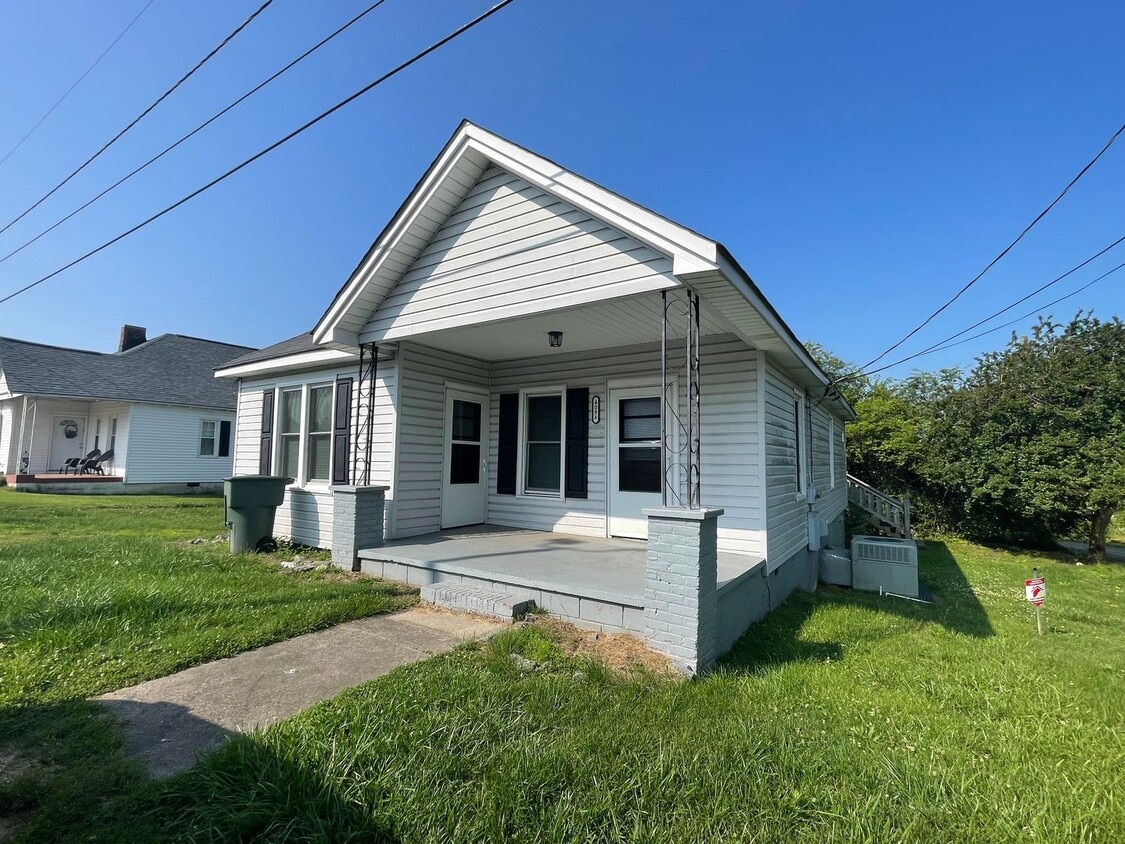 Primary Photo - Must see this adorable 2 bed 1 bath bungal...