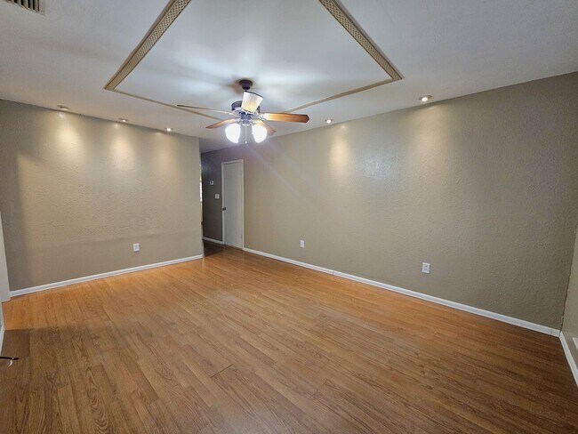 Building Photo - Cozy 3 Bed/2Bath/1Gar House