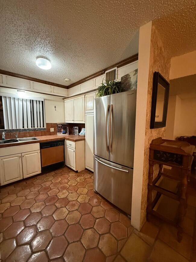 Building Photo - 3 Bedroom/2 Bath Furnished Condo, Water Pa...