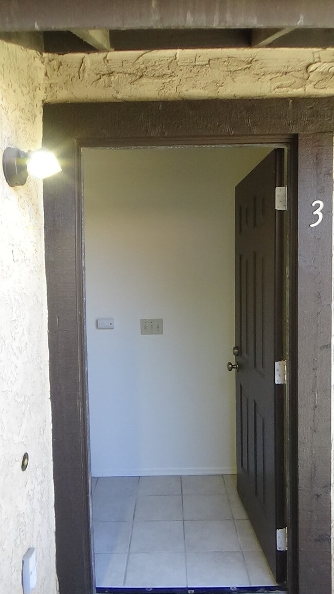 Foto del edificio - 704 Summerwood Ln