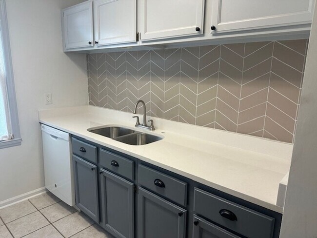 Foto del edificio - Charming 2BR Condo in Ardmore neighborhood...