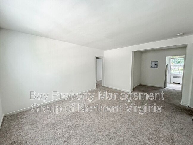 Foto del edificio - 214 N George Mason Dr