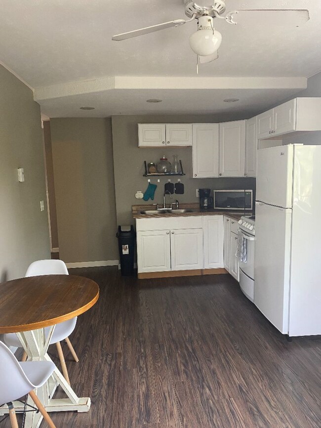 Building Photo - Cozy Furnished 1 bed rental - Month to month