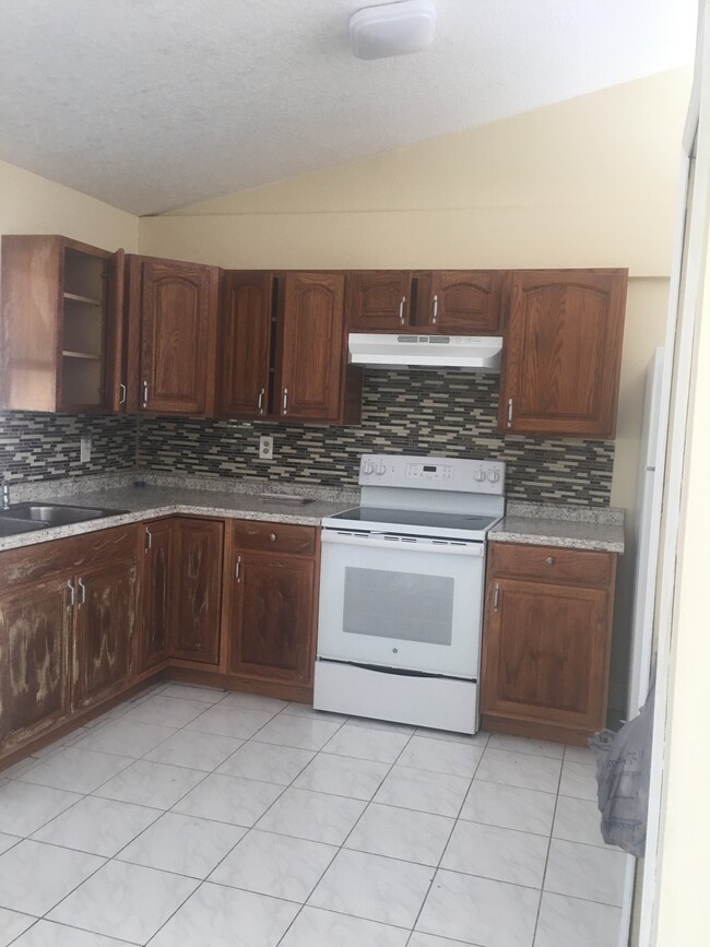 Kitchen - 752 Caribou Dr