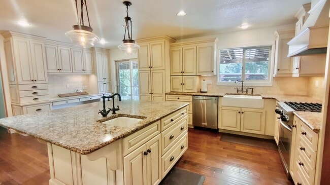 Building Photo - Wonderful 4 Bedroom 3 Bath Home That Sits ...