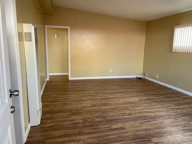 Building Photo - Charming 2 Bedroom IB Duplex Unit