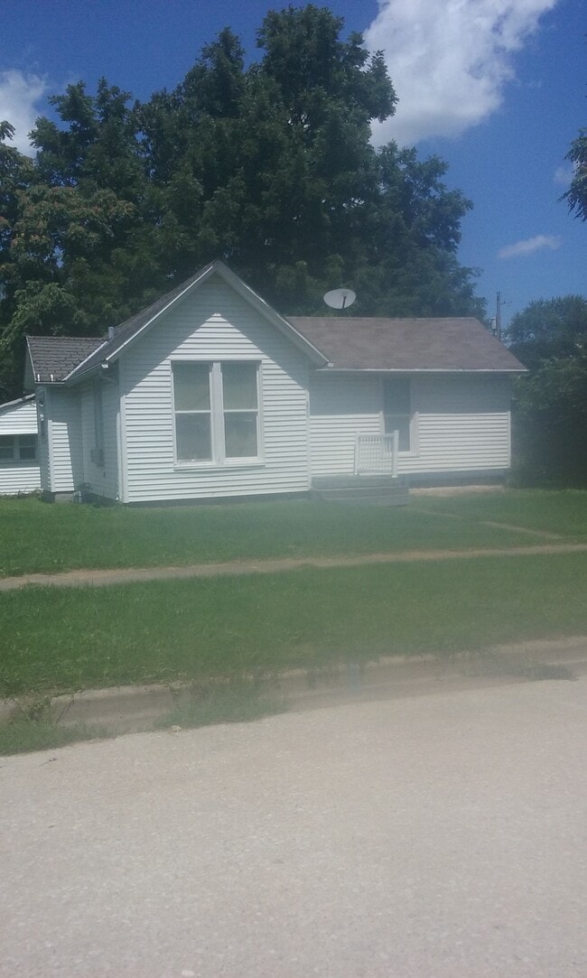 Building Photo - 204 W Ells Ave