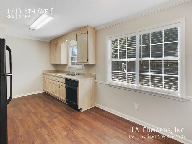 Foto del edificio - 1714 5th Ave E