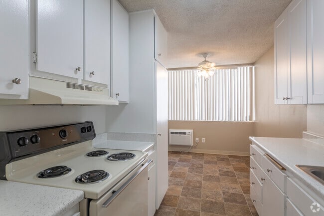 2 BR, 1.5 BA - 885 SF - La Mesa Gardens