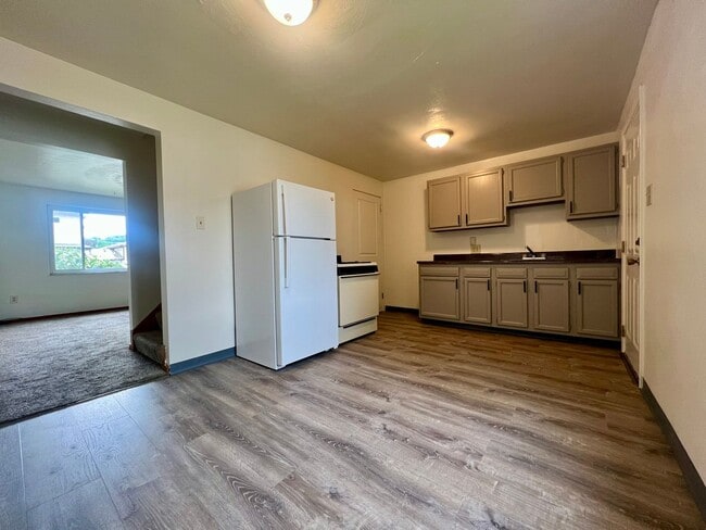 Building Photo - Outstanding Two Bedroom in Cheswick! Central A/C, Off-Street Parking & More!! Call Today!