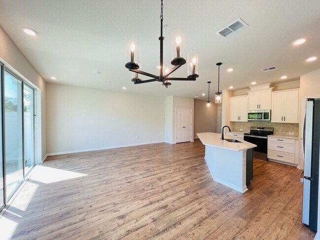 Building Photo - Available to move-in October 30th! Luxury ...