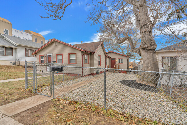 Foto del edificio - 2 Bed 1 Bath Duplex with fenced in front yard