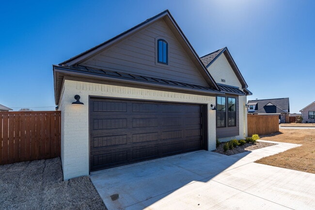 Building Photo - 7631 Woodbine Ln