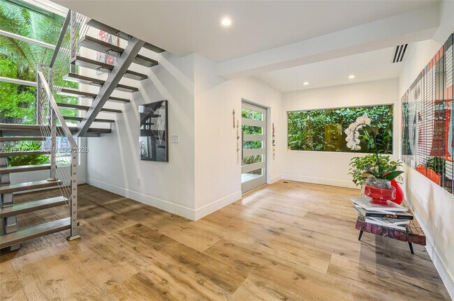 Foto del edificio - 79 Shore Dr E