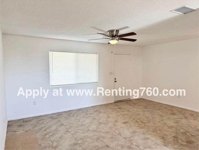 Building Photo - Charming 2 Bed 1 Bath Home with Spacious Y...