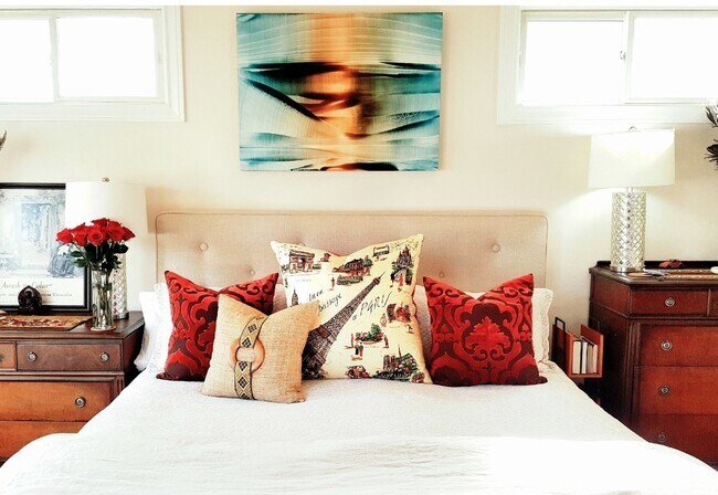 Primary Bedroom Suite w/King Sleep Number mattress. Private bathroom, window seat, and patio. - 1906 Collier St