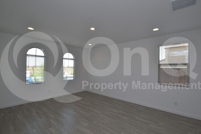 Building Photo - 9213 W Glenrosa Ave