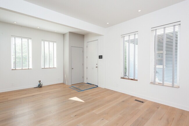 Building Photo - 1313 W Wolfram St