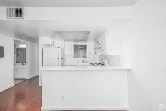 1BR, 1BA - 600SF - Kitchen - 937 10th St.