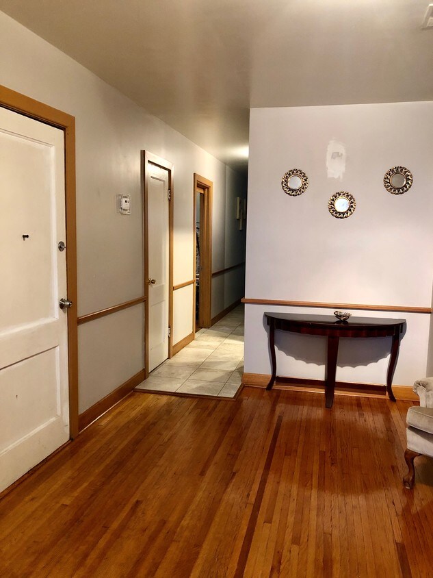Foto principal - 2142 W Cermak Rd