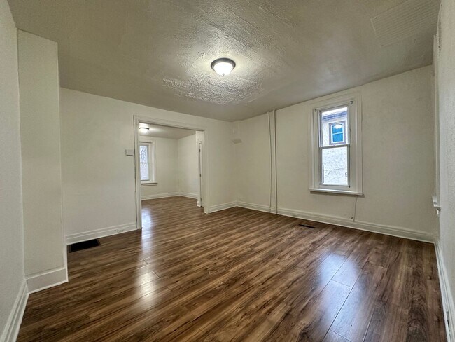 Building Photo - 429 Scull St