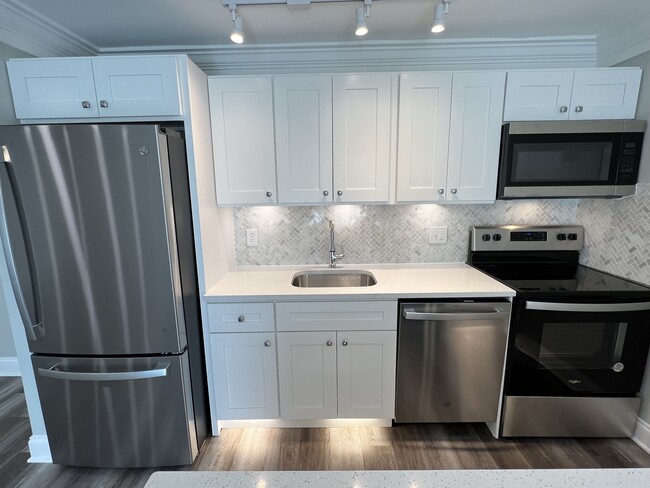 B9 New Kitchen - Rittenhouse Apartments