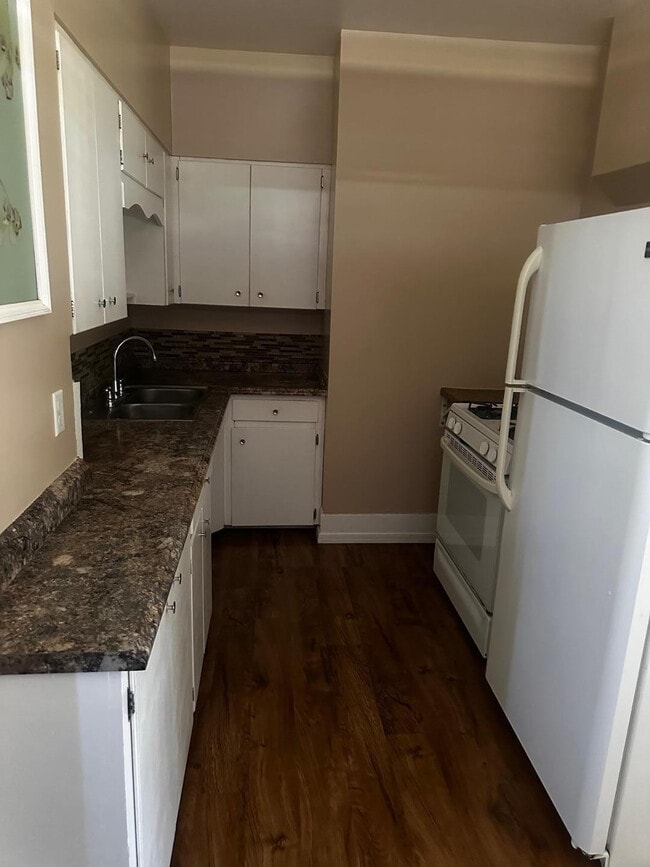 Building Photo - 703 E 13th St