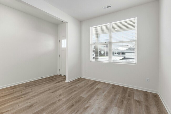 Foto del edificio - 10310 Morse Pl