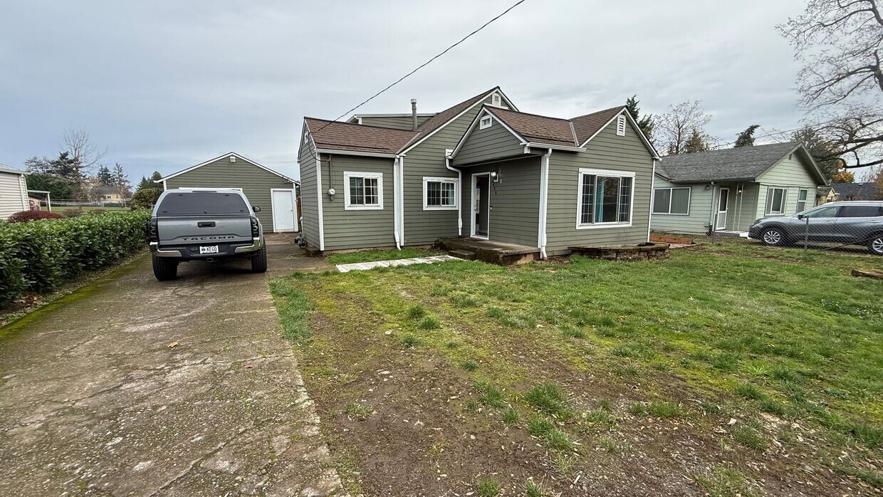 Foto principal - Spacious 3 bed 1 bath, big yard, pets ok, ...