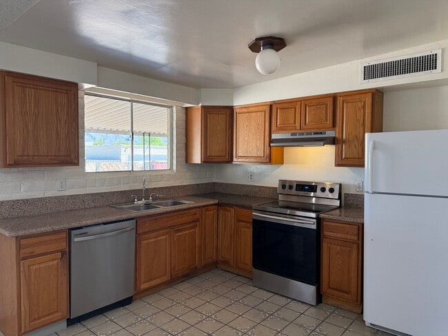 Foto del edificio - 4541 E San Francisco Blvd