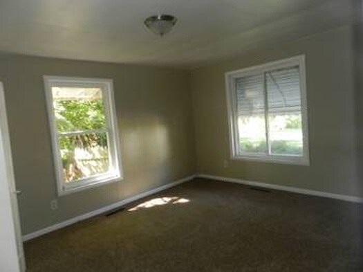 Building Photo - 146 Wrexham Ave