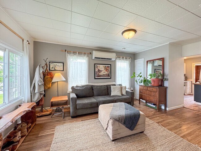 Building Photo - Charming Home for Lease